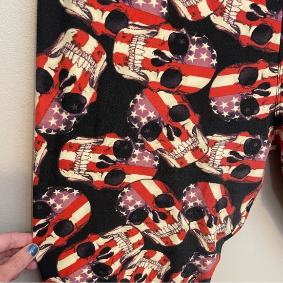 LuLaRoe LEGGINGS UNITED STRONG SUGAR SKULLS
FLAGS AMERICANA JULY 4TH RARE - Picture 5 of 8